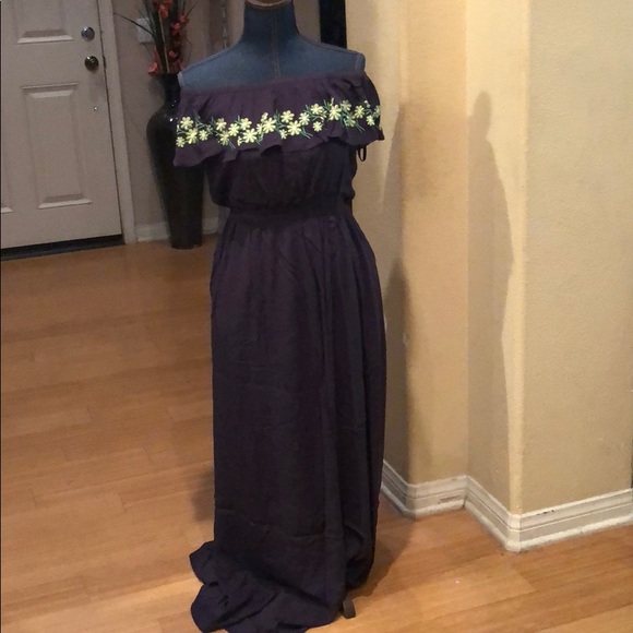 Off the shoulder embroidered design Dress - Picture 3 of 6